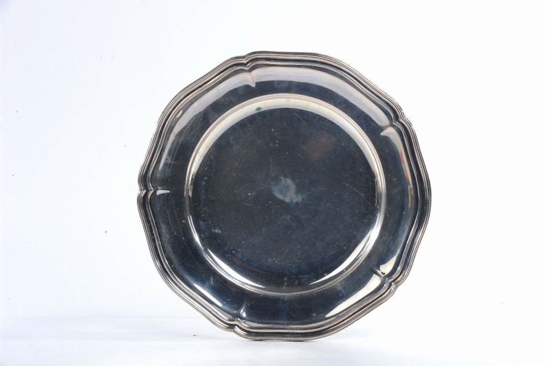 Grande piatto in argento in stile barocchetto  - Auction Silvers, Ancient and Comtemporary Jewels - Cambi Casa d'Aste