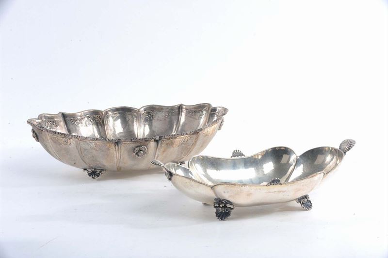 Due centrotavola in argento sbalzato,  - Auction Silvers, Ancient and Comtemporary Jewels - Cambi Casa d'Aste