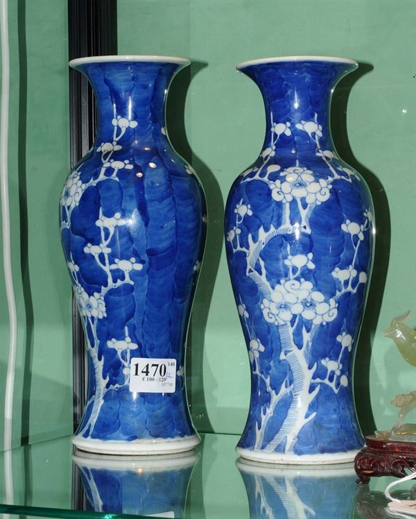 Due vasi orientali a decoro floreale su fondo blu