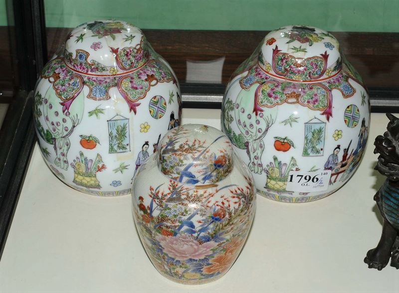 Coppia di piccoli cachepot a decoro orientale ed uno diverso  - Asta Antiquariato e Dipinti Antichi - Cambi Casa d'Aste