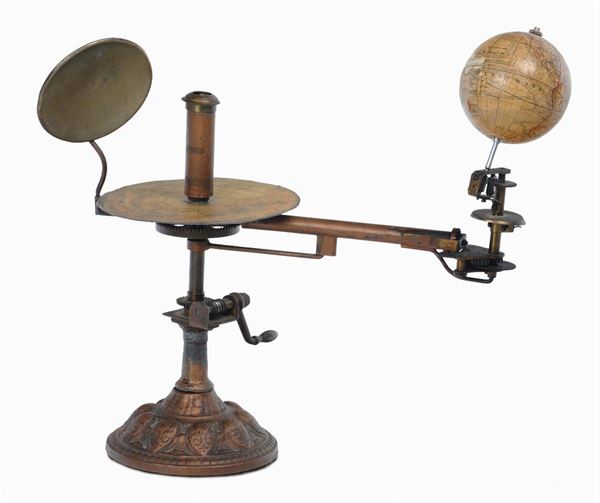 Planetario con fusto in ottone e candela con specchio rappresentante il sole, Germania, XIX secolo