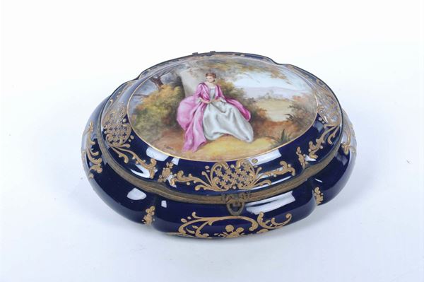 Scatola ovale in porcellana di Sevres, XX secolo