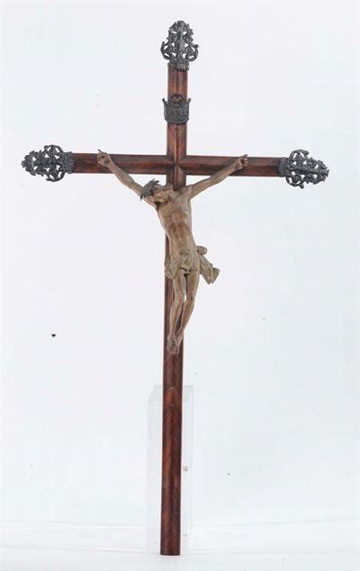 Crocifisso in Legno Intagliato e Laccato