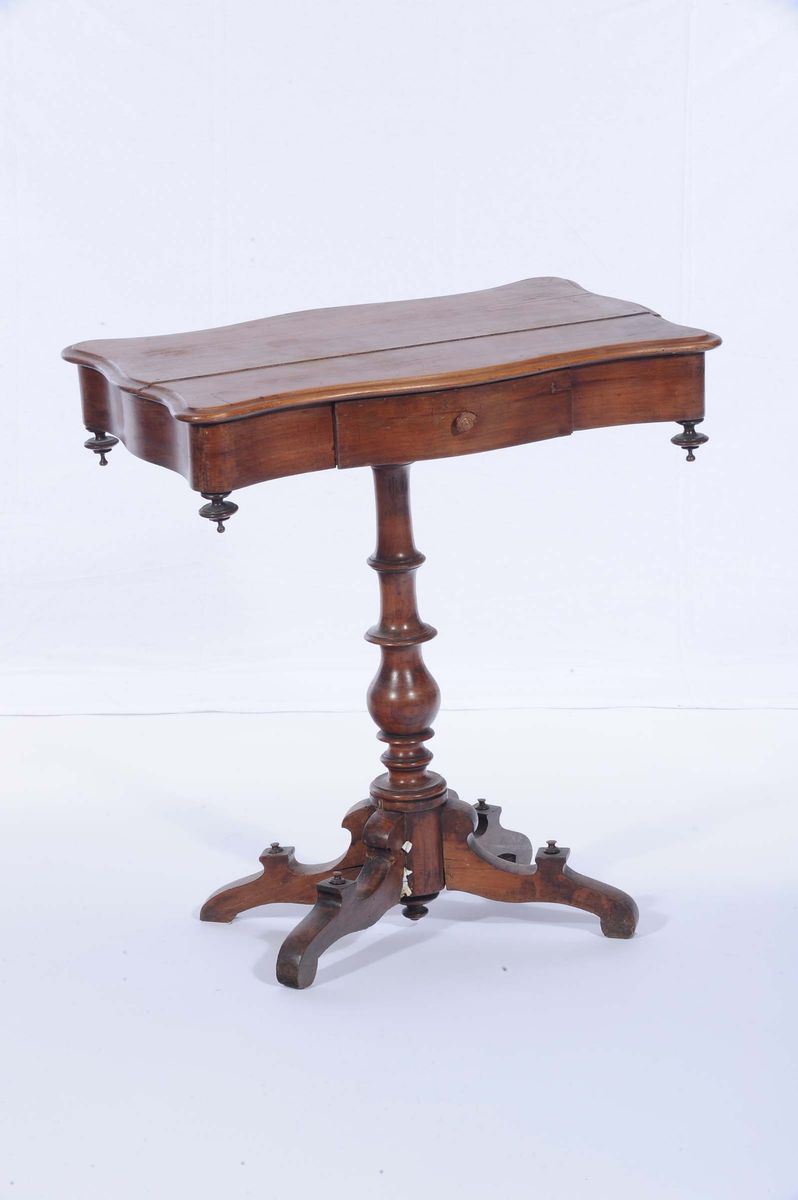 Tavolino in noce, XIX secolo  - Asta Antiquariato e Dipinti Antichi - Cambi Casa d'Aste