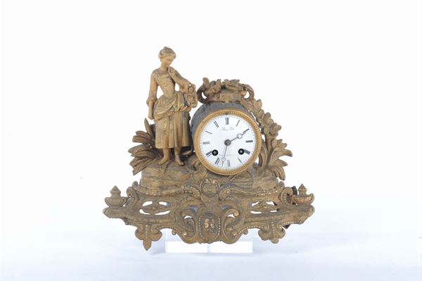 Lotto composto da orologio, brocca e due fregi in metallo