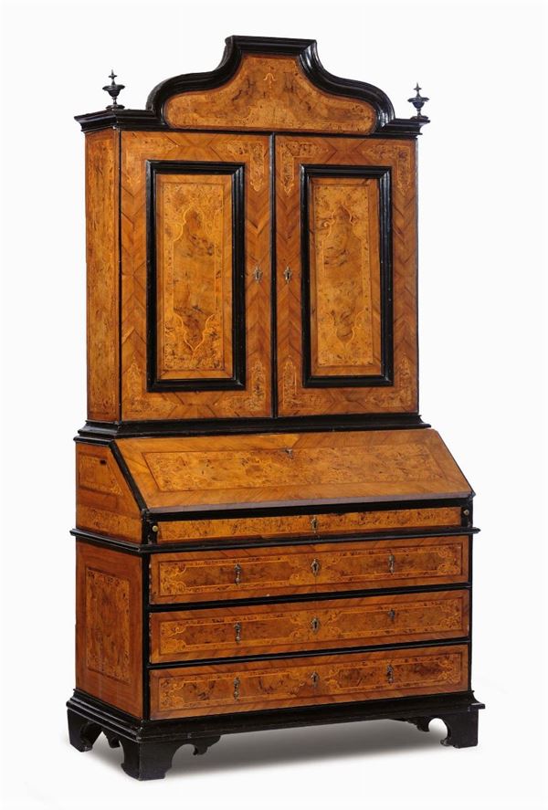 Trumeau Luigi XIV interamente lastronato in radica e filettato, metà XVIII secolo