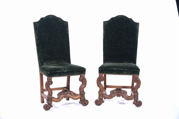 Coppia di sedie in noce con seduta e schienale imbottiti