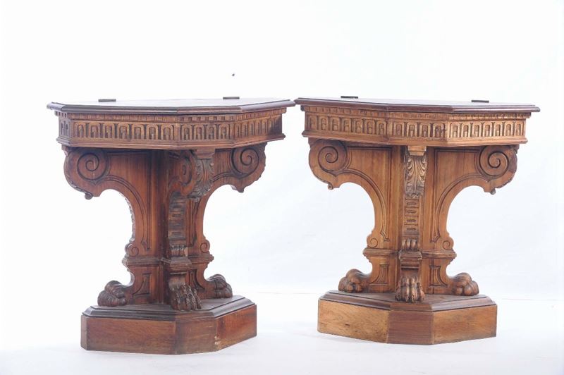 Coppia di consoline in noce intagliato  - Auction Antique and Old Masters - Cambi Casa d'Aste