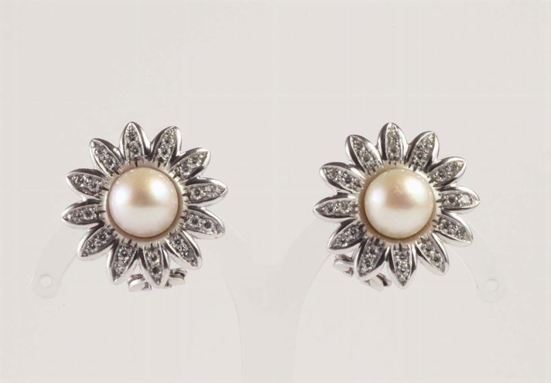 Orecchini con perla centrale  - Asta Argenti e Gioielli Antichi e Contemporanei - Cambi Casa d'Aste