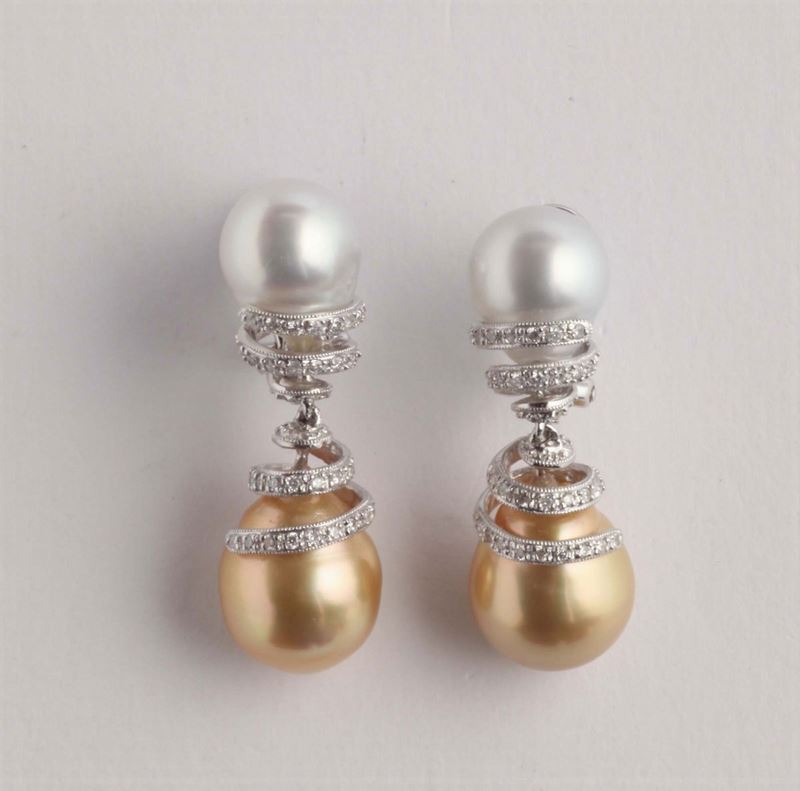 Orecchini con perla bianca e gold  - Asta Argenti e Gioielli Antichi e Contemporanei - Cambi Casa d'Aste