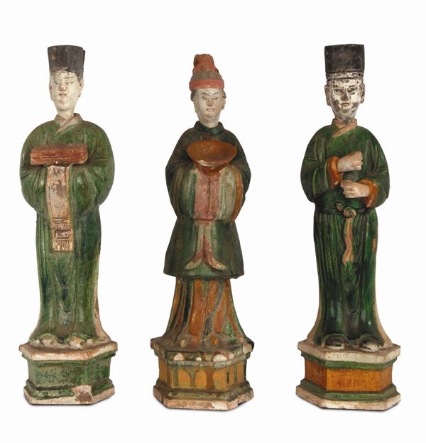Lotto di tre figure in porcellana policroma, Cina, Dinastia Ming, XVII secolo