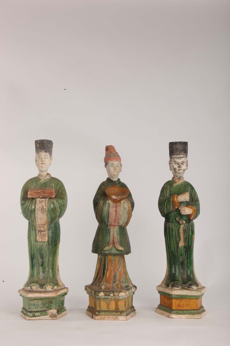 Lotto di Tre Figure in Porcellana Policroma, Cina, Dinastia Ming, XVII Secolo