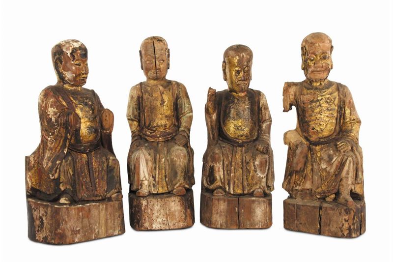 Lotto di  quattro Buddha immortali in legno dorato, Cina, Dinastia Ming, XVI secolo  - Asta Arte Orientale - Cambi Casa d'Aste