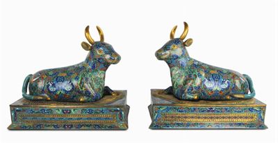 Coppia di Sculture in Bronzo Cloisonné Raffiguranti Tori, Cina, Periodo Repubblica, XX Secolo