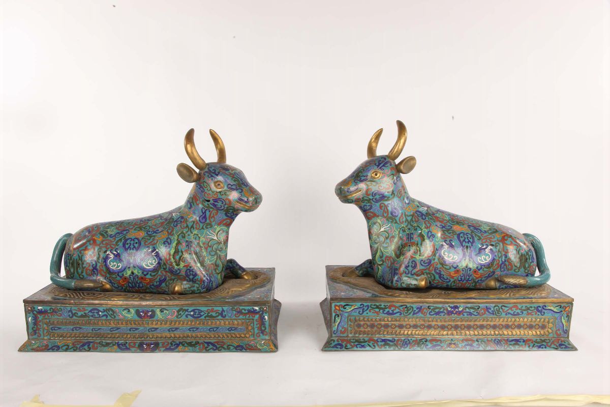 Coppia di Sculture in Bronzo Cloisonné Raffiguranti Tori, Cina, Periodo Repubblica, XX Secolo