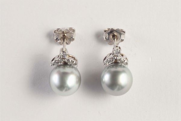 Orecchini con perle grigie