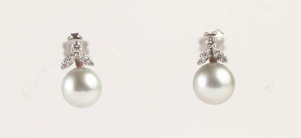 Orecchini con perla grigia