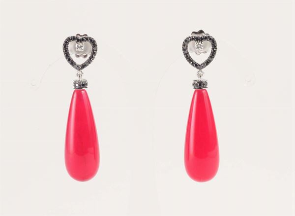 Orecchini pendenti con giada rossa tinta