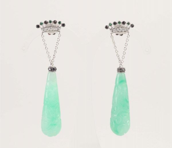 Orecchini pendenti con giada incisa