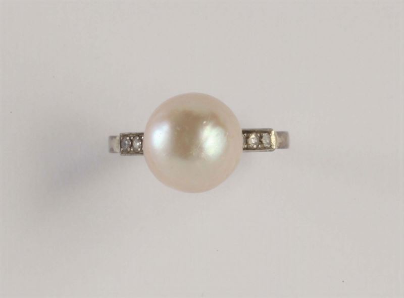Anello con perla naturale  - Asta Argenti e Gioielli Antichi e Contemporanei - Cambi Casa d'Aste