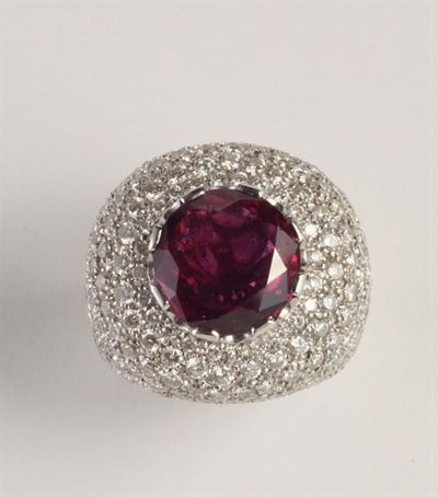 Anello con Rubino e Pavé di Diamanti