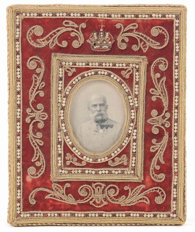 Cornice in Stoffa e Pietre Colorate con Stemma Imperiale e Incisione F. Giuseppe