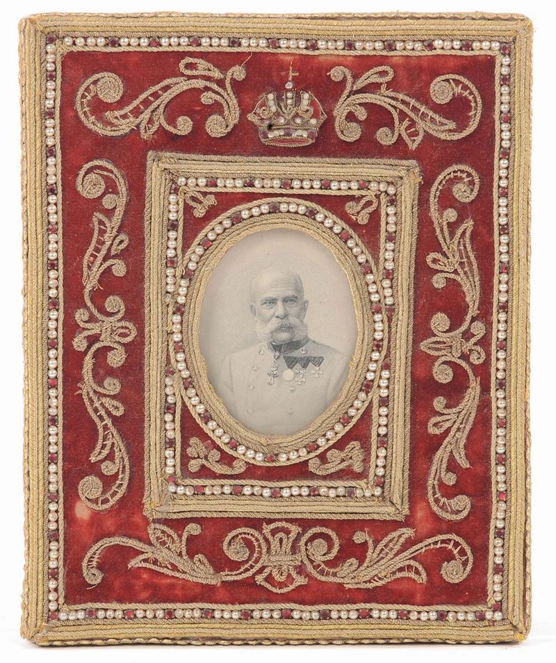 Cornice in stoffa e pietre colorate con stemma imperiale e incisione F. Giuseppe  - Auction Antique and Old Masters - Cambi Casa d'Aste