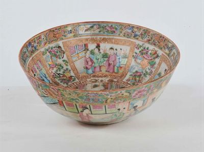 Piccolo Catino in Porcellana Canton con Figure, Cina XIX Secolo
