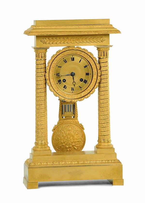 Pendola a tempietto in bronzo dorato Impero Restaurazione, primo terzo XIX secolo