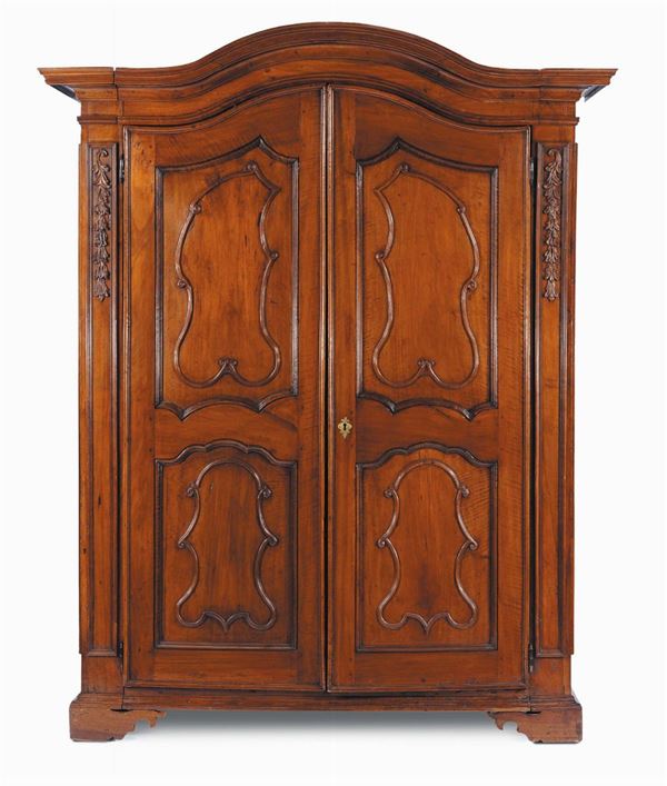 Armadio Luigi XIV in noce a due ante pannellate, Genova XVIII secolo