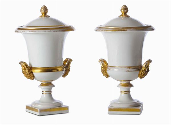 Coppia di vasi in porcellana bianca e dorata, XIX secolo