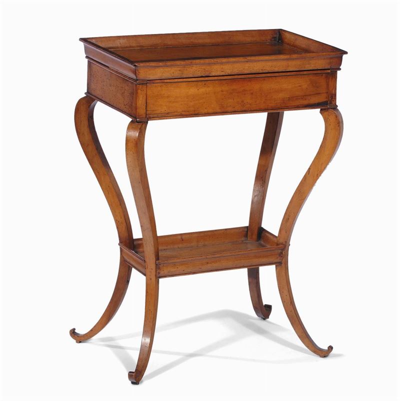 Tavolino in noce con piano a vassoio, XIX secolo  - Asta Antiquariato e Dipinti Antichi - Cambi Casa d'Aste