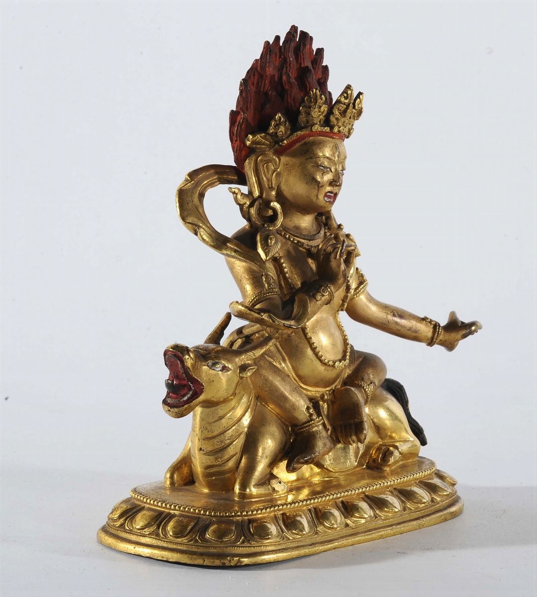 Figura di Yama in Bronzo Dorato Seduto su Bufalo, Cina Tibet, Dinastia Qing XVII Secolo