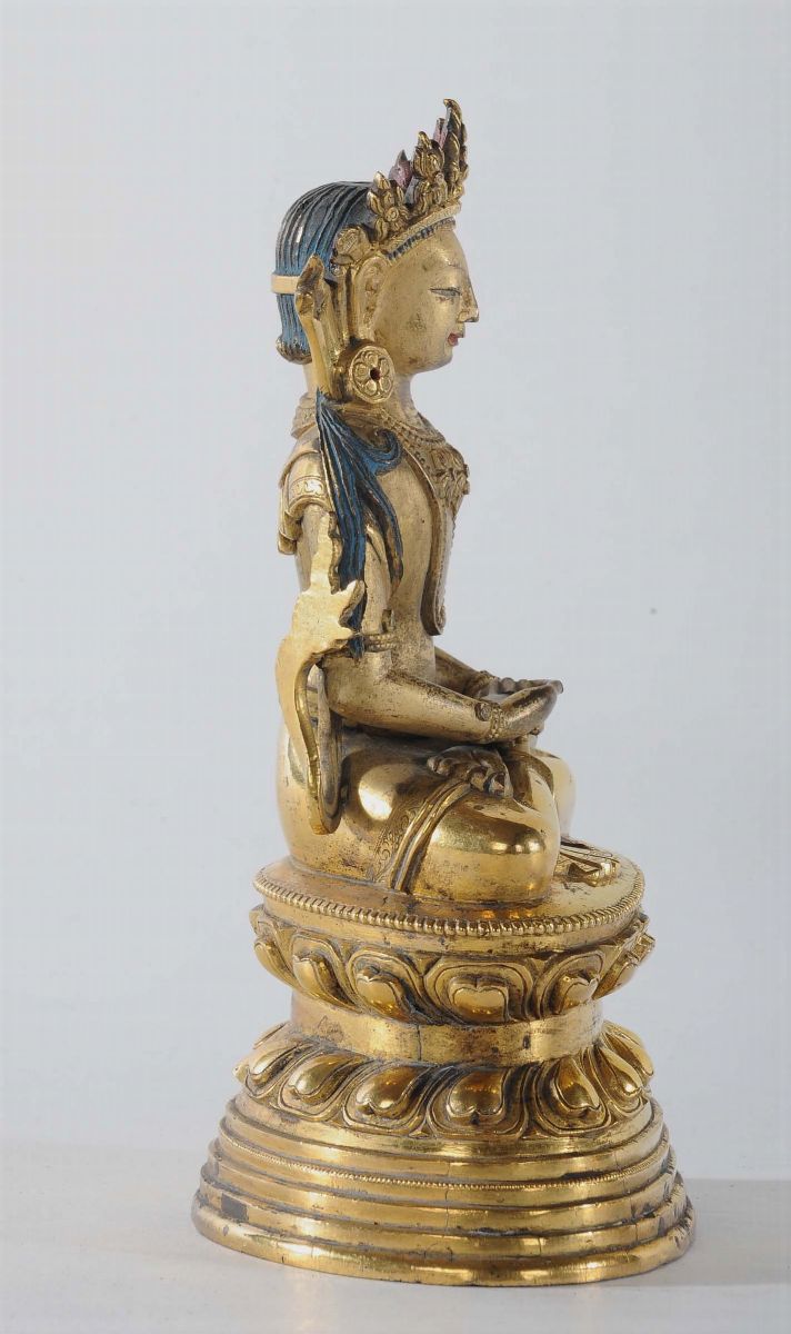 Amitayus in Bronzo Dorato Seduto su Fiore di Loto, Cina Dinastia Qing, XVIII Secolo
