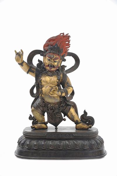 Importante Figura di Begtse in Bronzo Dorato e Dipinto, Cina, Dinastia Qing, XVIII Secolo