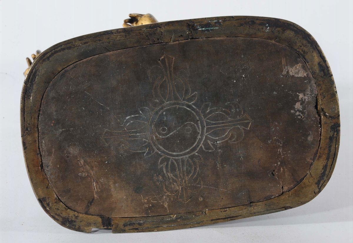 Importante Figura di Begtse in Bronzo Dorato e Dipinto, Cina, Dinastia Qing, XVIII Secolo