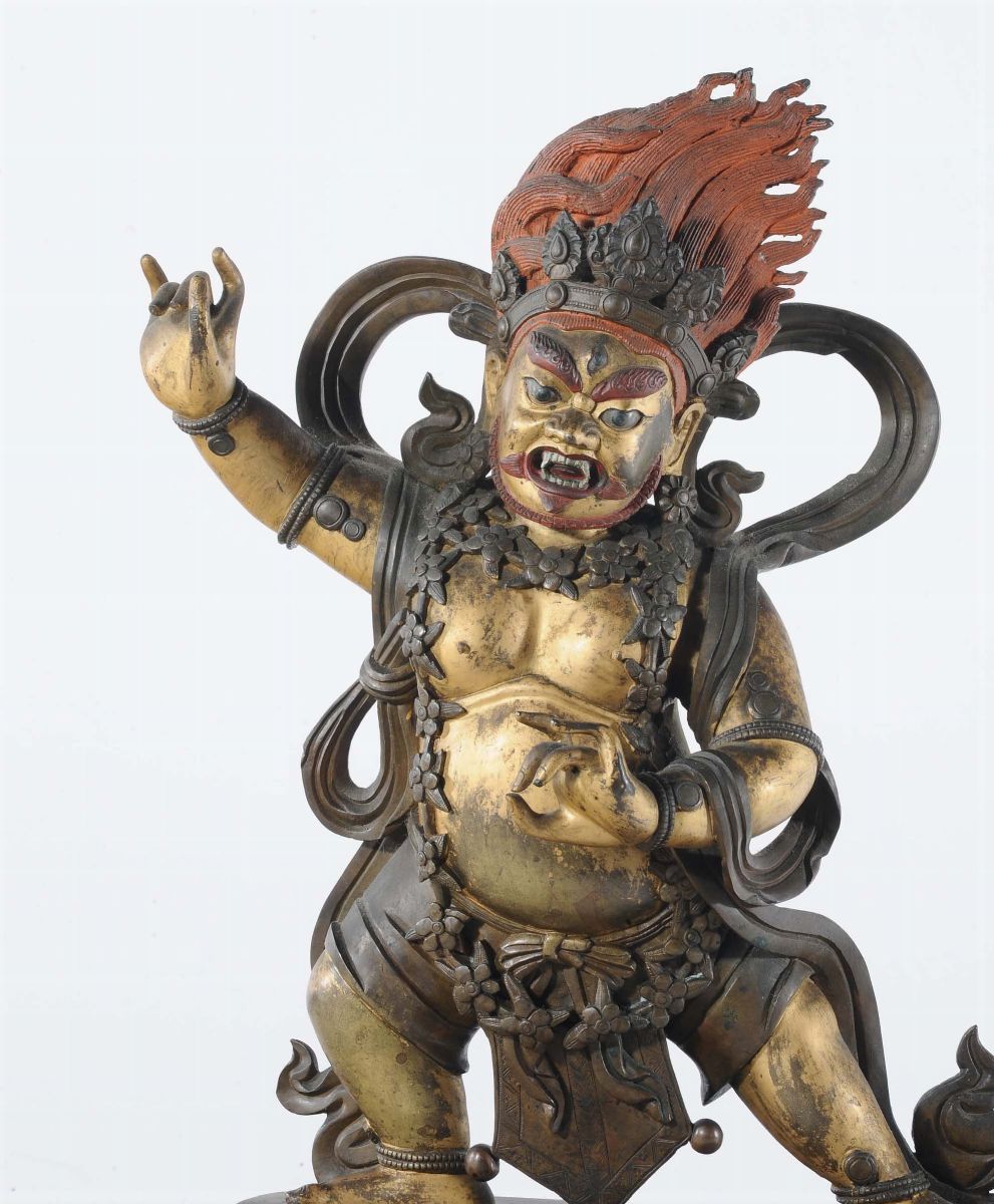 Importante Figura di Begtse in Bronzo Dorato e Dipinto, Cina, Dinastia Qing, XVIII Secolo