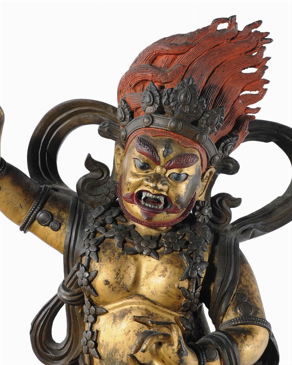 Importante Figura di Begtse in Bronzo Dorato e Dipinto, Cina, Dinastia Qing, XVIII Secolo