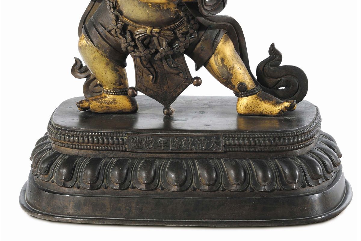 Importante Figura di Begtse in Bronzo Dorato e Dipinto, Cina, Dinastia Qing, XVIII Secolo