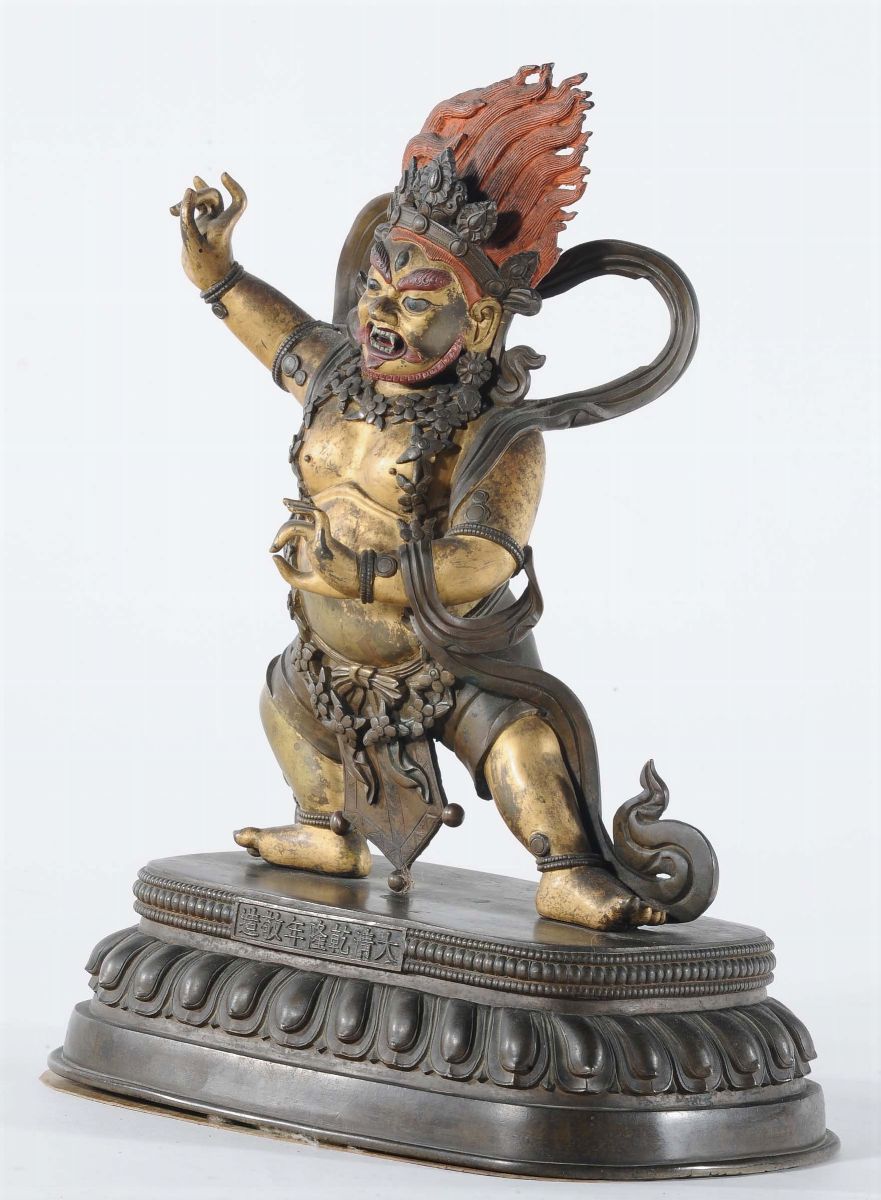 Importante Figura di Begtse in Bronzo Dorato e Dipinto, Cina, Dinastia Qing, XVIII Secolo