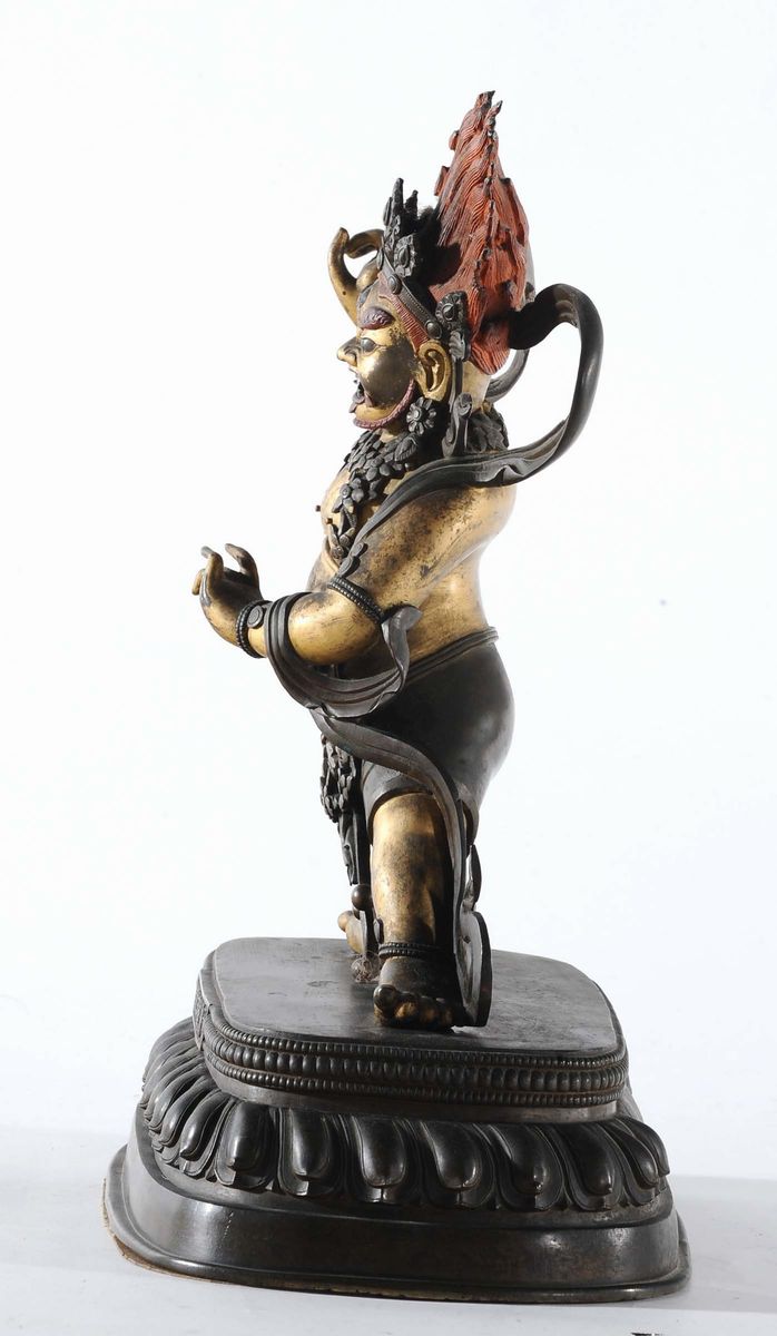 Importante Figura di Begtse in Bronzo Dorato e Dipinto, Cina, Dinastia Qing, XVIII Secolo