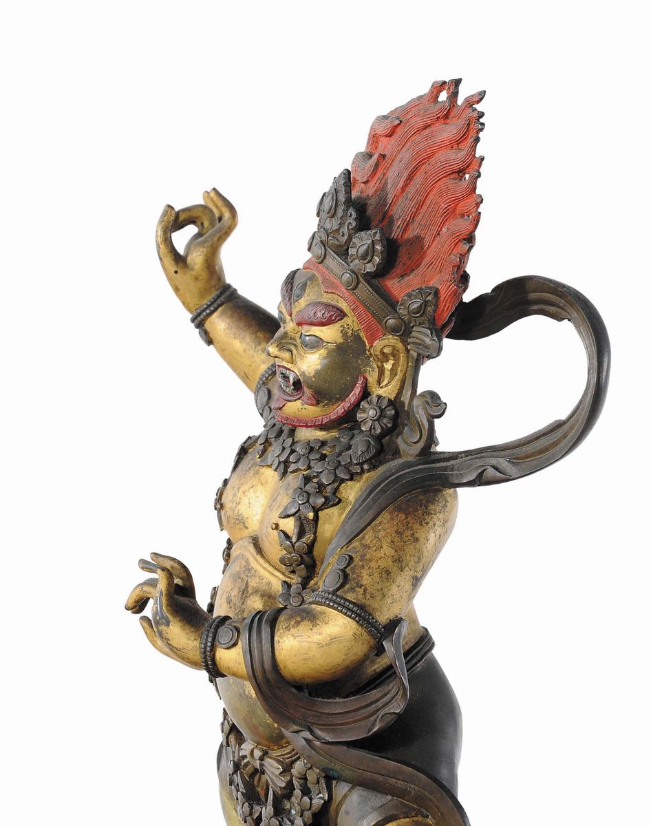 Importante Figura di Begtse in Bronzo Dorato e Dipinto, Cina, Dinastia Qing, XVIII Secolo