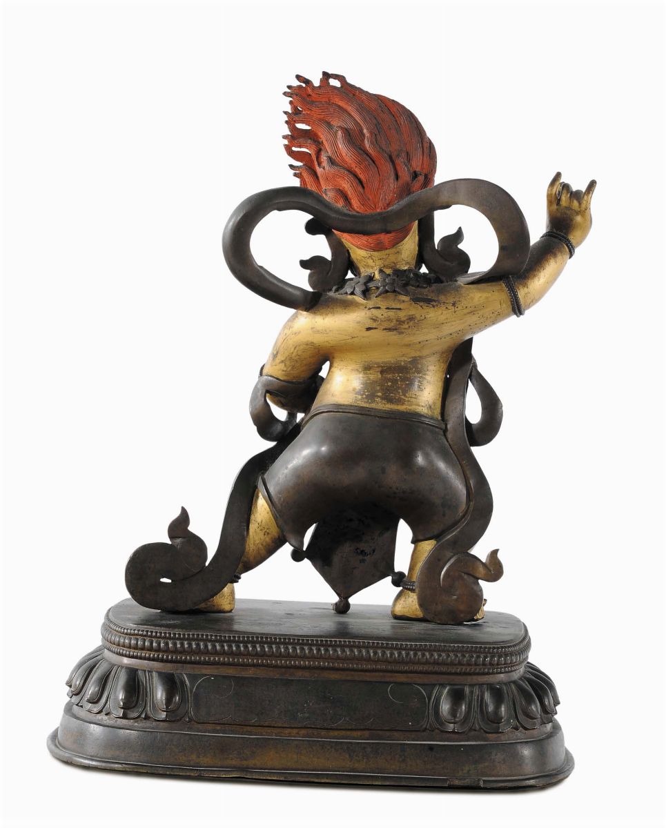 Importante Figura di Begtse in Bronzo Dorato e Dipinto, Cina, Dinastia Qing, XVIII Secolo