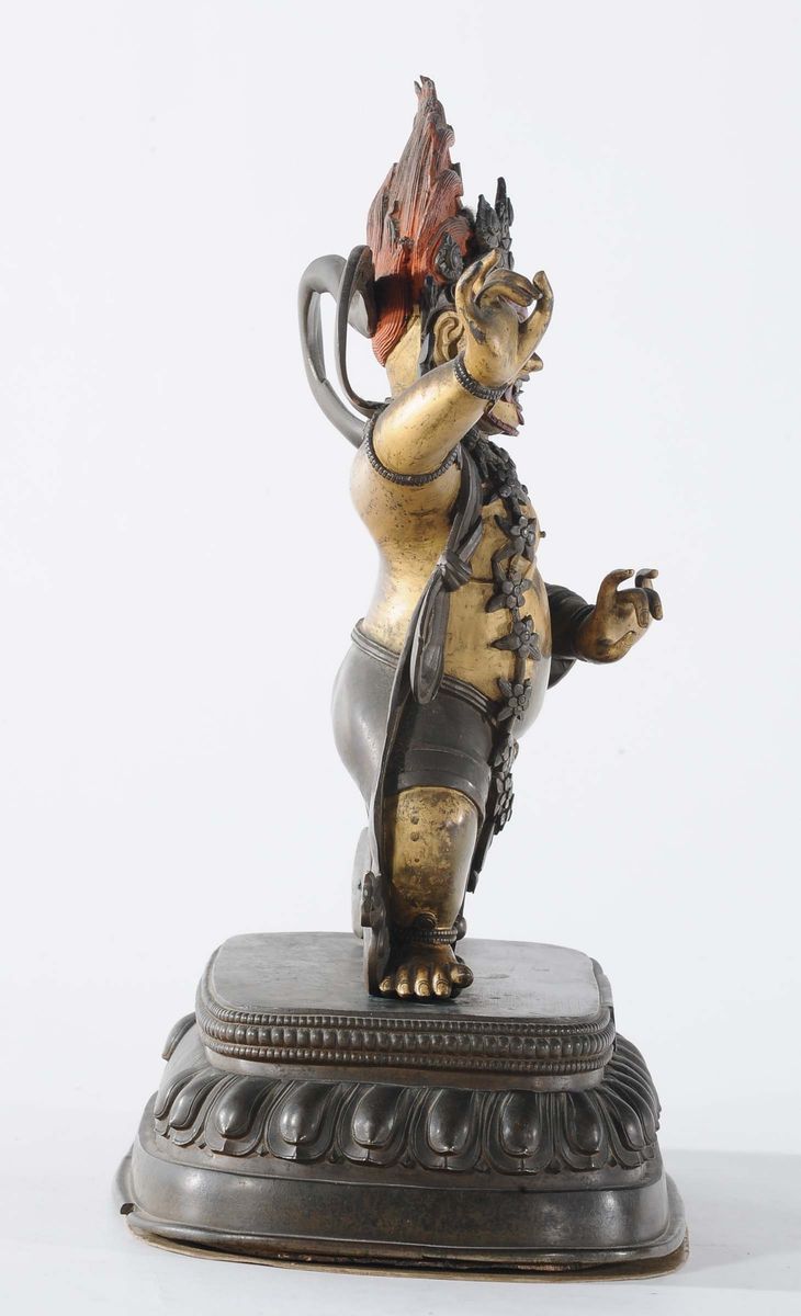 Importante Figura di Begtse in Bronzo Dorato e Dipinto, Cina, Dinastia Qing, XVIII Secolo