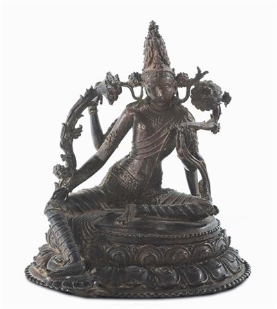 Bodhisattva in Bronzo a Patina Scura con Fiori di Loto, Nepal XVI Secolo