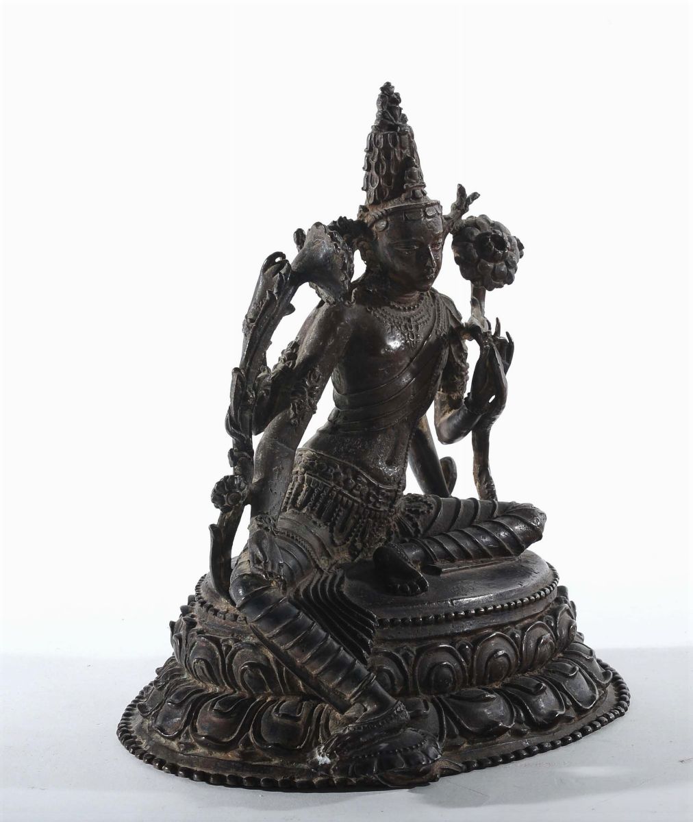 Bodhisattva in Bronzo a Patina Scura con Fiori di Loto, Nepal XVI Secolo