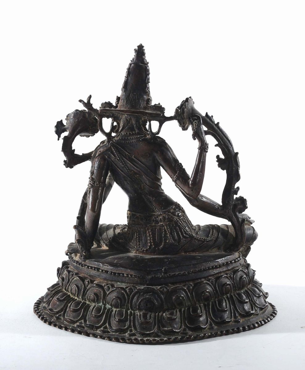 Bodhisattva in Bronzo a Patina Scura con Fiori di Loto, Nepal XVI Secolo