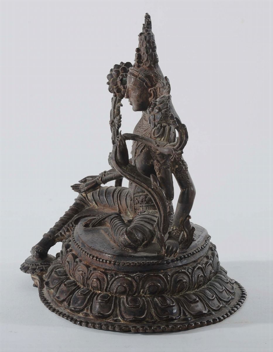 Bodhisattva in Bronzo a Patina Scura con Fiori di Loto, Nepal XVI Secolo