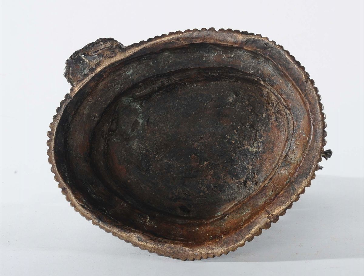 Bodhisattva in Bronzo a Patina Scura con Fiori di Loto, Nepal XVI Secolo