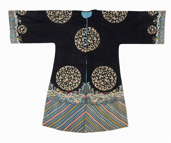 Veste in seta su fondo blu, Cina, Dinastia Qing, inizio XX secolo